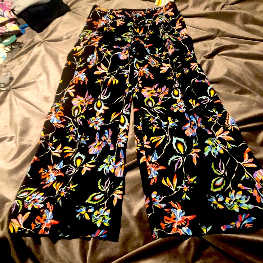 Summer classy style. Bar lll beautiful palazzo pants print is multicolor.